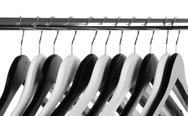 siyah-beyaz elbise askıları üzerinde beyaz izole