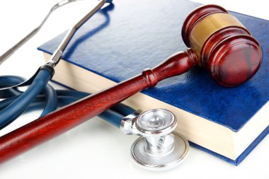 Tıp hukuku kavramı. Tokmak ve stetoskop kitap üzerinde kapat