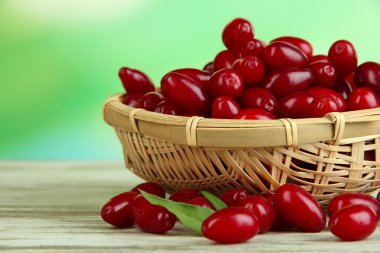 taze cornel meyveleri sepeti ahşap tablo