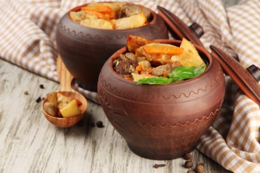 ev yapımı sığır stir fry ahşap zemin üzerinde tencere sebze ile