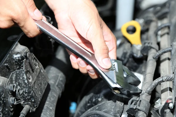 Tangan dengan kunci pas. Mekanik mobil dalam perbaikan — Stok Foto