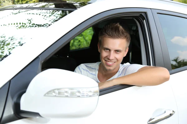 Giovane uomo nella sua nuova auto — Foto Stock