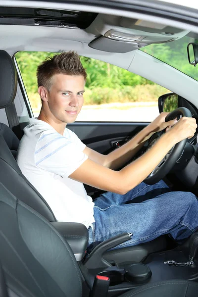 Junger Mann in seinem neuen Auto — Stockfoto