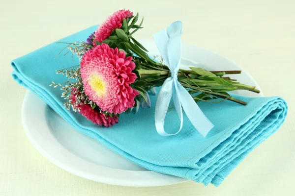 Festliche Tischdekoration mit Blumen auf weißem Grund — Stockfoto