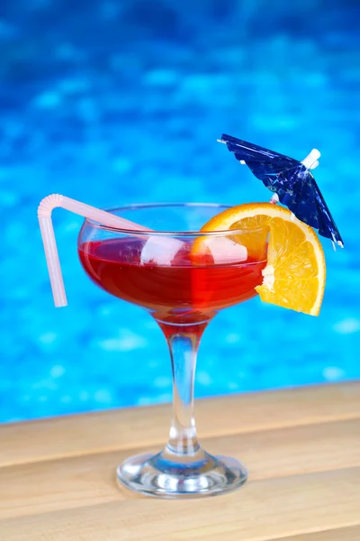 Chutný koktejl na bazén pozadí — Stock fotografie