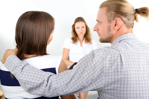 Jong echtpaar met probleem op de receptie voor familie psycholoog — Stockfoto