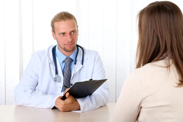 Médico e paciente no escritório — Fotografia de Stock