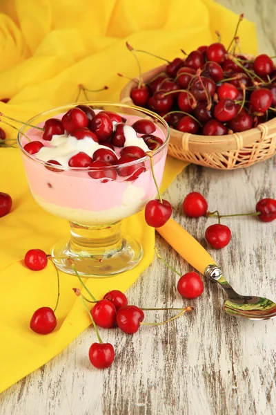 Deliciosa sobremesa de cereja em vaso de vidro em mesa de madeira close-up — Fotografia de Stock