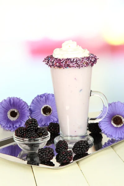 Delicioso batido de leite na mesa no fundo claro — Fotografia de Stock