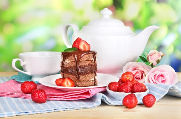 Chocolate cake met aardbei op houten tafel op natuurlijke achtergrond — Stockfoto