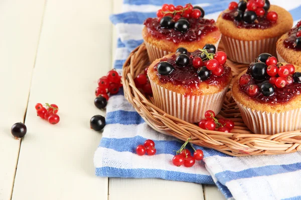 흰색 나무 테이블에 딸기와 맛 있는 머핀 — 스톡 사진