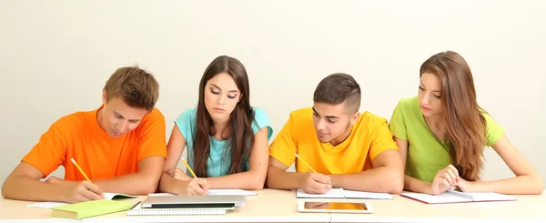 Grupo de jóvenes estudiantes sentados en la habitación —  Fotos de Stock