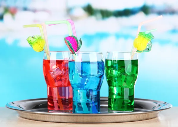 Olika cocktails på ljus bakgrund — Stockfoto