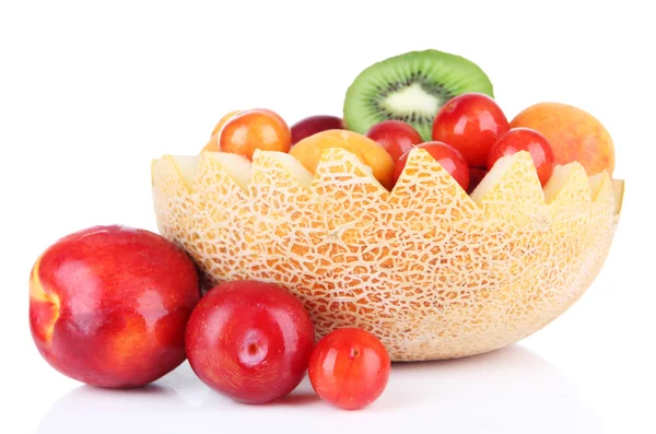 Assortiment van sappige vruchten in meloen kom, geïsoleerd op wit — Stockfoto