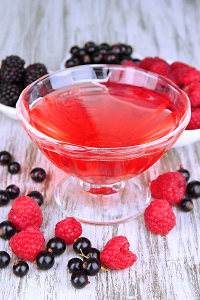 Gelee mit frischen Beeren auf Holztisch aus nächster Nähe — Stockfoto