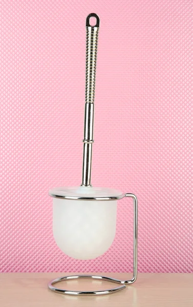 Escova de toalete no fundo rosa — Fotografia de Stock