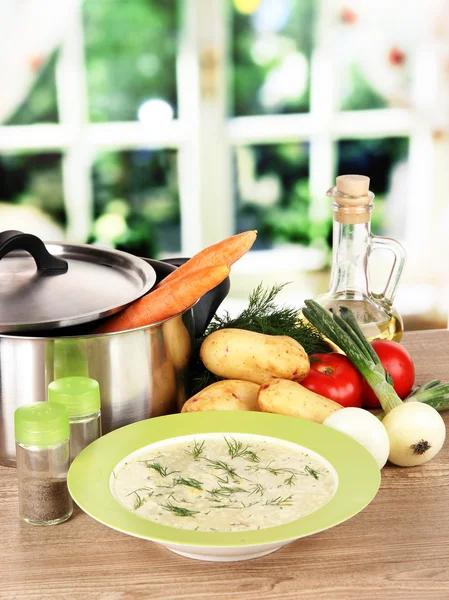 Ingredientes para cozinhar sopa na mesa na cozinha — Fotografia de Stock