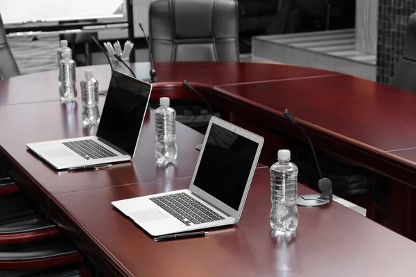 Sala de reuniões no centro de escritórios — Fotografia de Stock