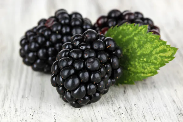 Süße Brombeeren auf dem Tisch aus nächster Nähe — Stockfoto