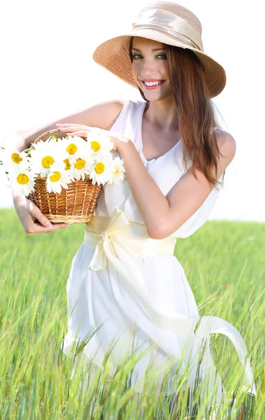 Πορτρέτο του όμορφη νεαρή γυναίκα με λουλούδια στο πεδίο — Φωτογραφία Αρχείου