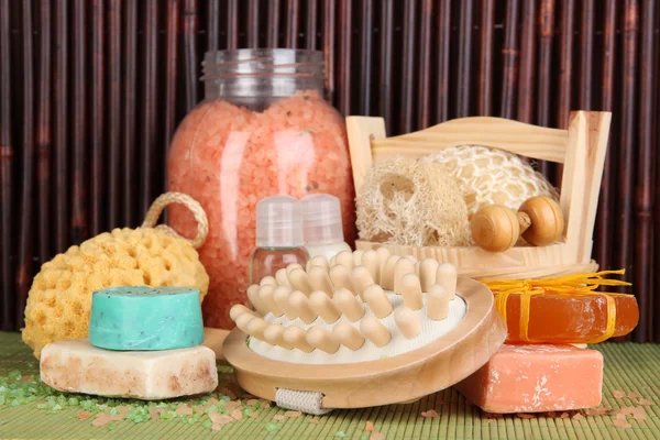 Reinigingsmiddel, borstel en cosmetica voor douche op tafel op bamboe achtergrond — Stockfoto