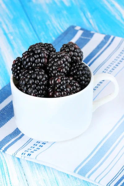 Sweet blackberries in cup on table close-up — Stock Photo, Image
