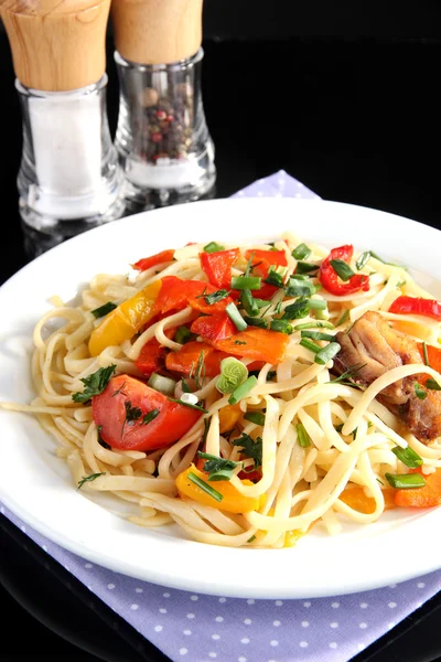 Noodles with vegetables on plate close-up — Stock Photo, Image