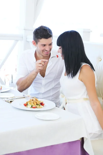 Casal bonito ter jantar romântico no restaurante — Fotografia de Stock