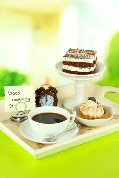 Tasse Tee mit Kuchen auf Holztablett auf dem Tisch im Zimmer — Stockfoto