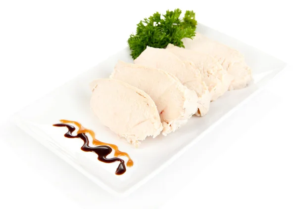 Варёное куриное мясо с бальзамическим соусом, изолированное на белом — стоковое фото