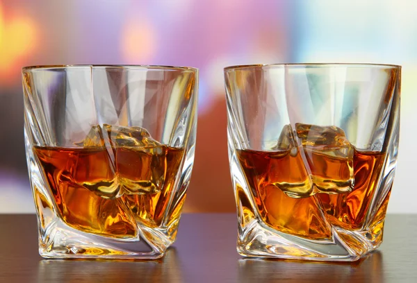 Bicchieri di whisky, su sfondo brillante — Foto Stock