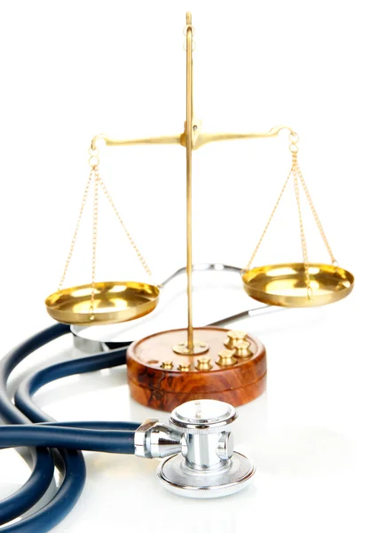Tıp hukuku kavramı. Tokmak, ölçekler ve üzerinde beyaz izole stetoskop — Stok fotoğraf