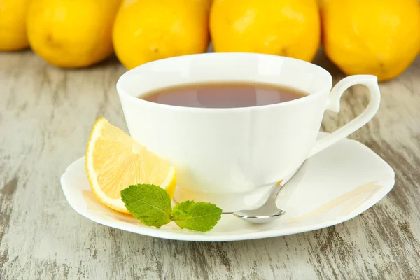 Tasse Tee mit Zitrone auf dem Tisch in Großaufnahme — Stockfoto