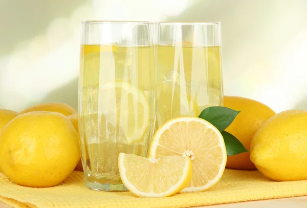 Deliziosa limonata sul tavolo su sfondo chiaro — Foto Stock