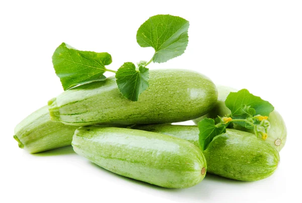 Ruwe courgette met bladeren, geïsoleerd op wit — Stockfoto