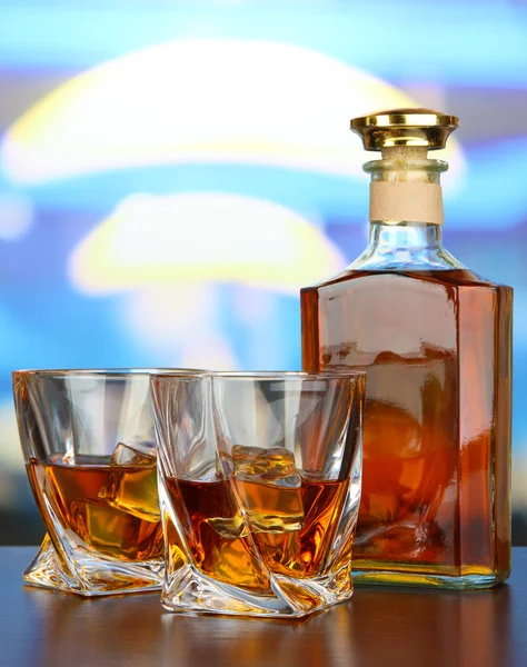 Glas whisky met fles, op donkere achtergrond — Stockfoto