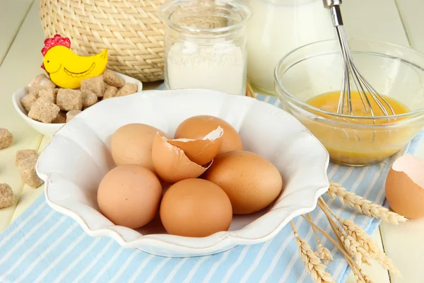 Ingredientes para massa de farinha em mesa de madeira close-up — Fotografia de Stock