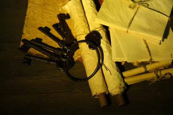 Antique keys and scroll on dark background — Stock Photo, Image