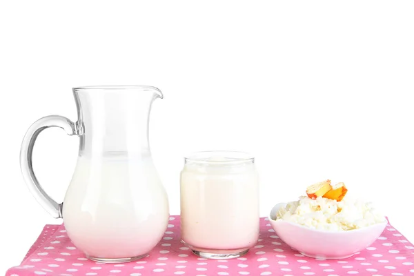 Produtos lácteos frescos com pêssegos isolados em branco — Fotografia de Stock