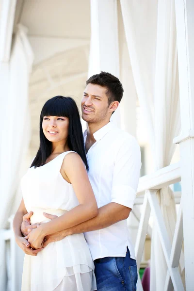 Beau jeune couple romantique, en plein air — Photo