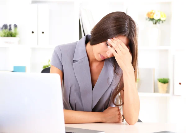 Joven mujer de negocios en el cargo — Foto de Stock