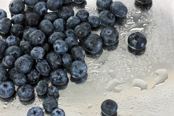 Blaubeeren auf metallischem Hintergrund — Stockfoto