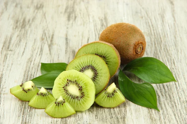 Ripe kiwi on wooden table close-up — Stock Photo, Image