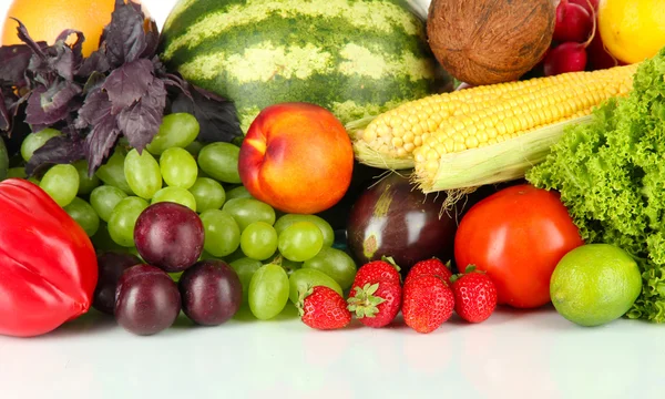 Diversi frutti e verdure su sfondo bianco — Foto Stock