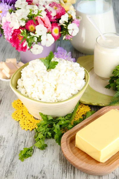 Fresh cottage cheese with greens on wooden table close-up — Stock Photo, Image