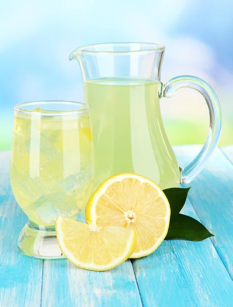 蓝色背景上的桌上美味柠檬水 — 图库照片