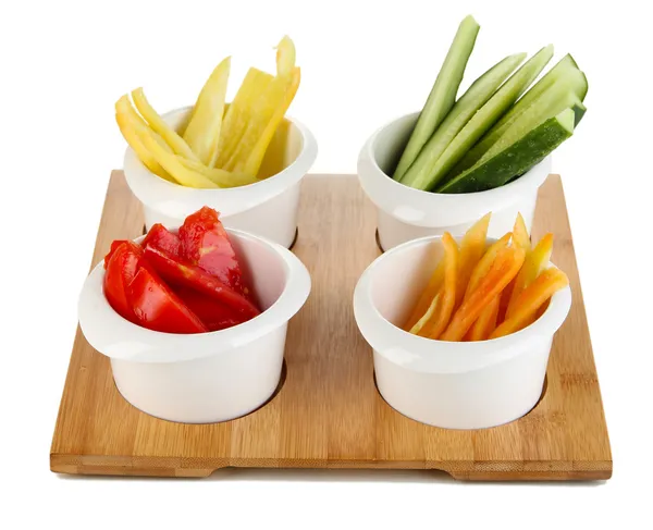 Verduras frescas brillantes cortan rebanadas en cuencos aislados en blanco —  Fotos de Stock