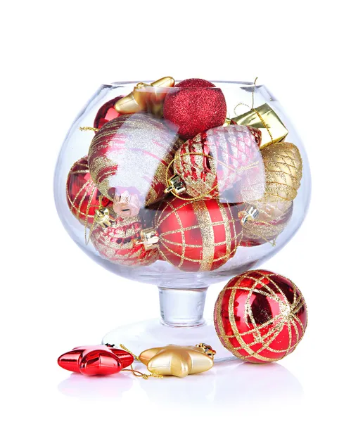 Glasschale gefüllt mit Weihnachtsschmuck, isoliert auf weiß — Stockfoto