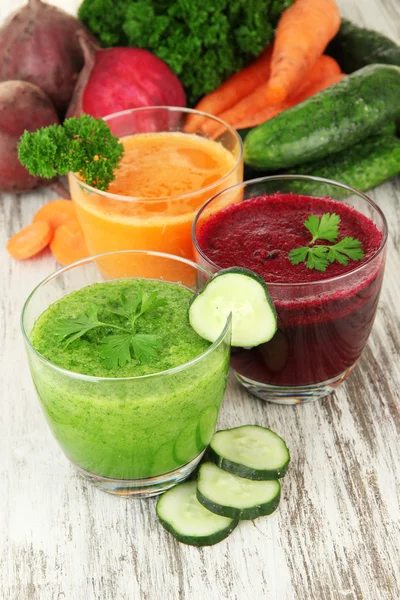 Jus de légumes frais sur table close-up — Photo