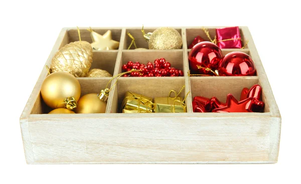 Caja de madera llena de decoraciones navideñas, aislada en blanco — Foto de Stock